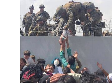 Padre se reúne con su bebé tras entregarlo en Afganistán a soldados de EU