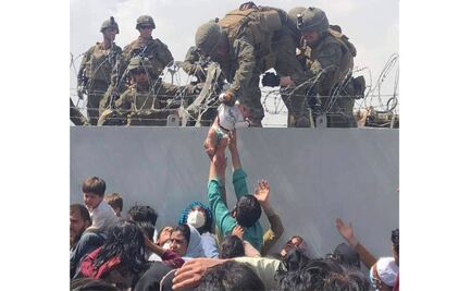 Padre se reúne con su bebé tras entregarlo en Afganistán a soldados de EU