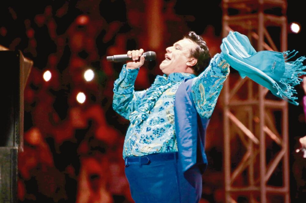 Juan Gabriel estaba muy contento de ir a Cancún a develar su busto (ARCHIVO EL UNIVERSAL)
