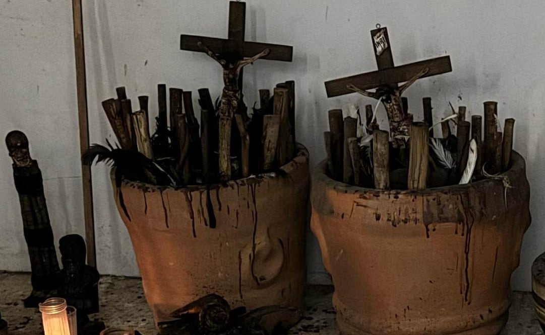 Durante un cateo en un domicilio en Cuernavaca se localizó un altar donde se encontraron cráneos, cruces, vasijas, etc / Foto: Especial