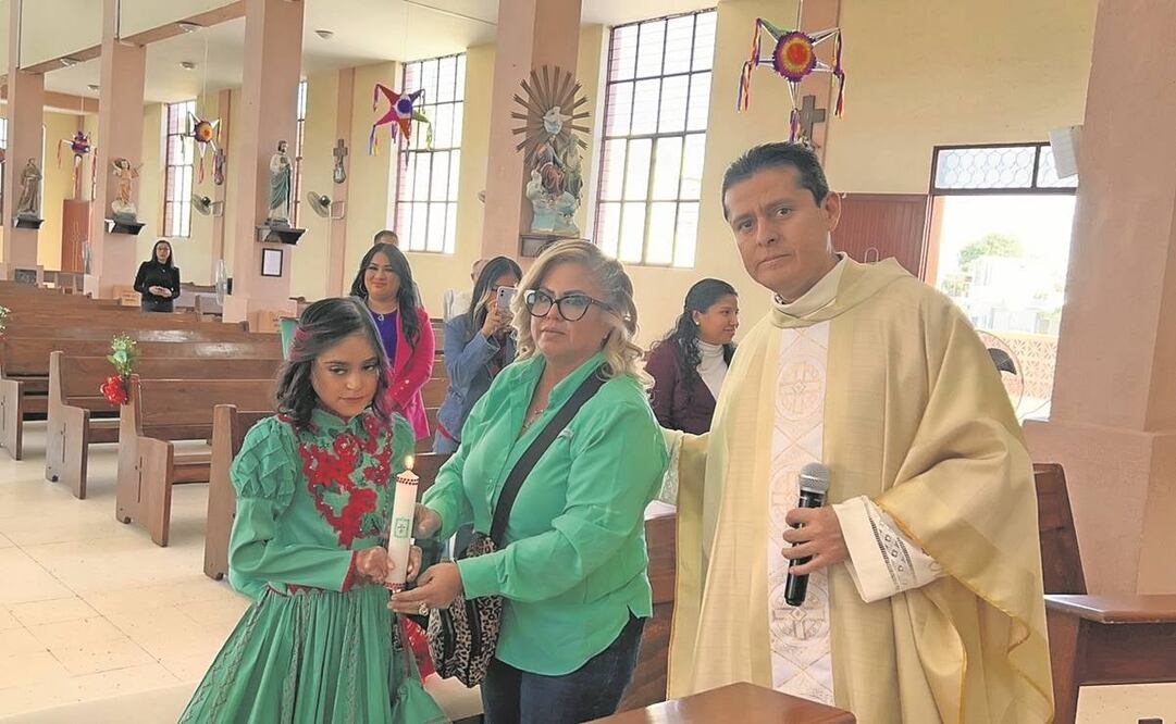 Purita y su mamá, durante la ceremonia litúrgica para celebrar sus 15 años. Foto: Roberto Aguilar/ El Universal