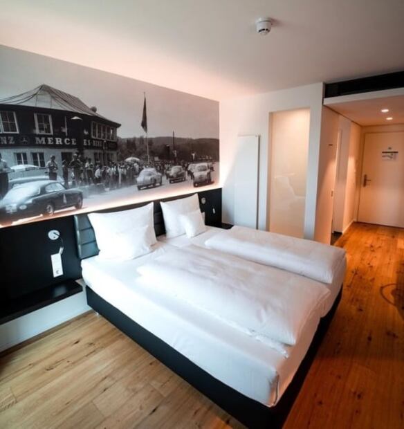 Hotel con camas en forma de coches para los fans del automovilismo