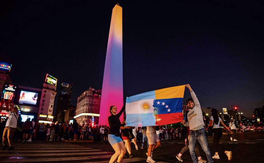 Buenos Aires.— En Argentina, el Obelisco fue iluminado con los colores de la bandera venezolana. Mientras el gobierno anunció que cerrará el ingreso a los venezolanos ligados al régimen de Maduro, la gente exigió el “inicio de una transición hacia la democracia”. Foto: Tomás Cuesta / AFP