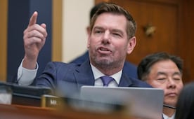 FBI registra casa de excongresista demócrata que dimitió por acusaciones de agresión sexual; confiscan dispositivos electrónicos