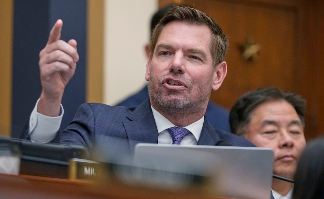 Eric Swalwell (demócrata por California) interroga al exfiscal especial del Departamento de Justicia Jack Smith mientras este testifica ante el Comité Judicial de la Cámara de Representantes en el Capitolio de Washington, el 22 de enero de 2026. Foto: AP