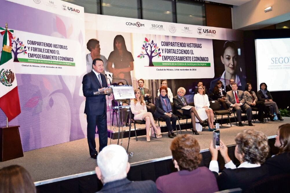 El secretario de Gobernación, Miguel Ángel Osorio Chong, indicó que el empoderamiento económico de las mujeres en el país va de la mano con la lucha contra la violencia de género (SEGOB)