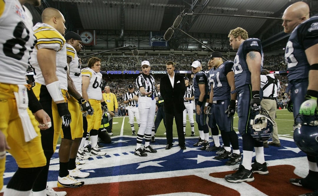 Tom Brady acompañando el lanzamiento de la moneda durante el Super Bowl XL / Foto: AP