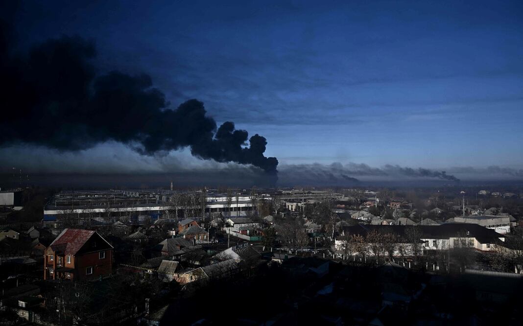 Una columna de humo se observa en el aeropuerto militar en Chuguyev cerca de Kharkiv, en Ucrania. Foto: AFP