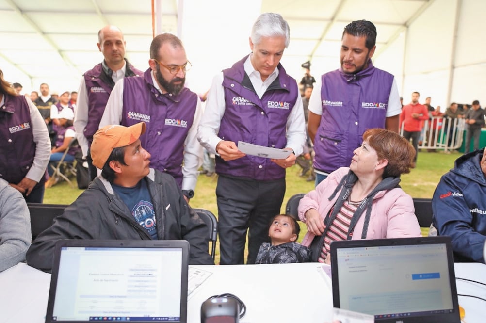 El gobernador Alfredo del Mazo supervisó el inicio de la caravana y dijo que “facilitar trámites es una forma de brindar justicia a las personas”. Foto: ESPECIAL