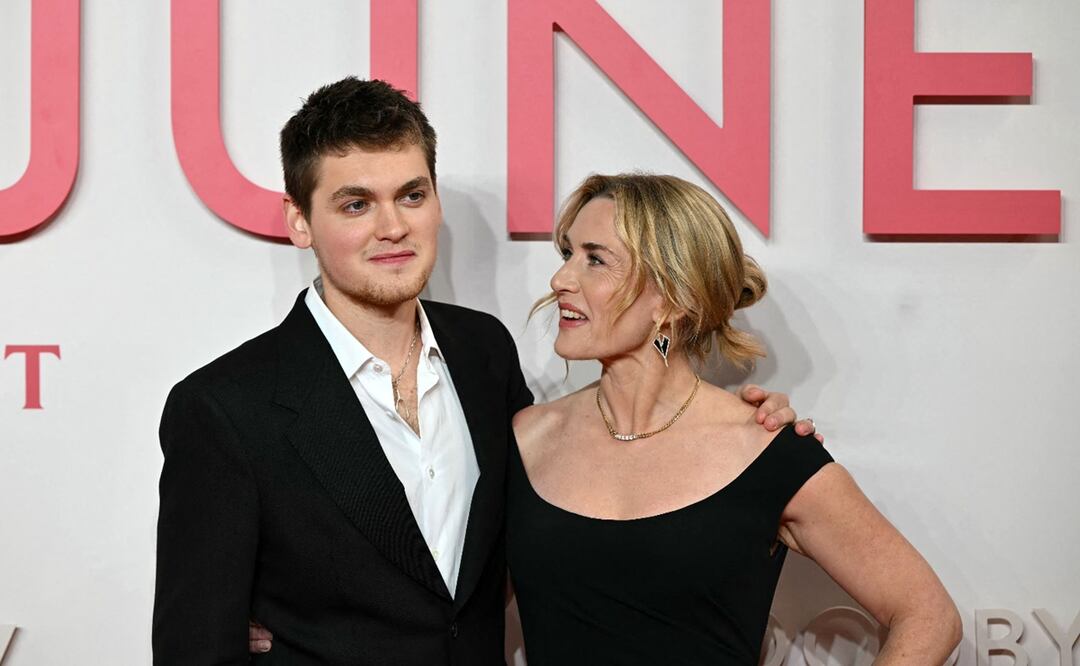 El actor y escritor estadounidense-inglés Joe Anders posa con su madre, la actriz británica Kate Winslet, en la alfombra roja a su llegada al estreno mundial de la película "Goodbye June".
FOTO: JUSTIN TALLIS / AFP.