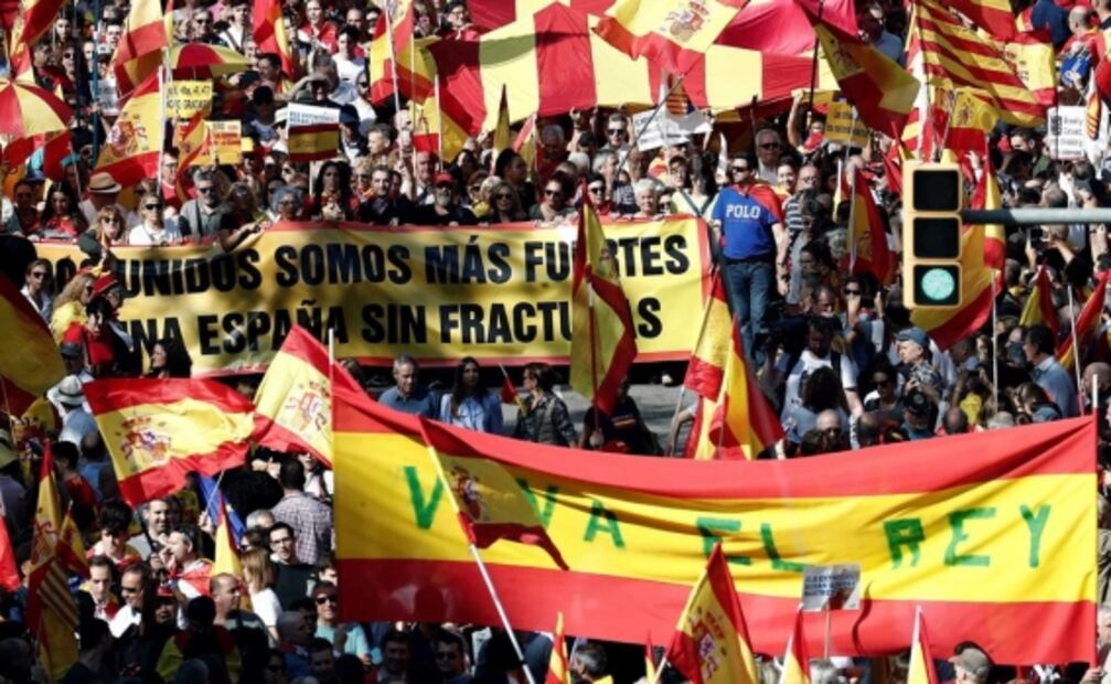 Miles marchan en Barcelona contra el separatismo