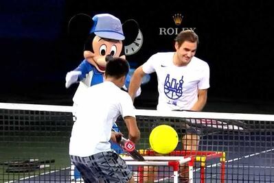 Federer juega con Mickey Mouse en Shanghái