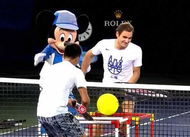 Federer juega con Mickey Mouse en Shanghái