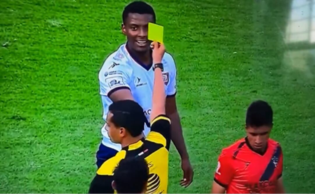 Joao Maleck recibe la tarjeta amarilla / Foto: Especiales
