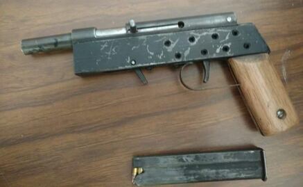 Descubren subametralladora casera en mochila de estudiante