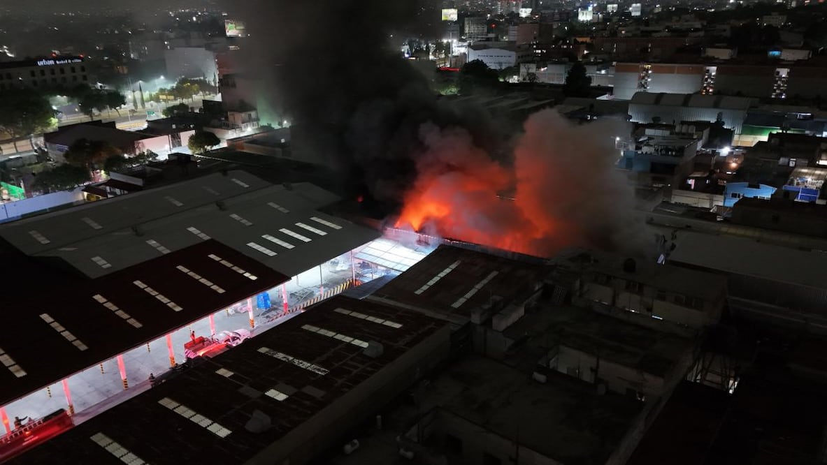 Se registra fuerte incendio en bodega cercana al Mercado de Jamaica; bomberos trabajan para apagar el fuego. Foto: Valente Rosas / EL UNIVERSAL