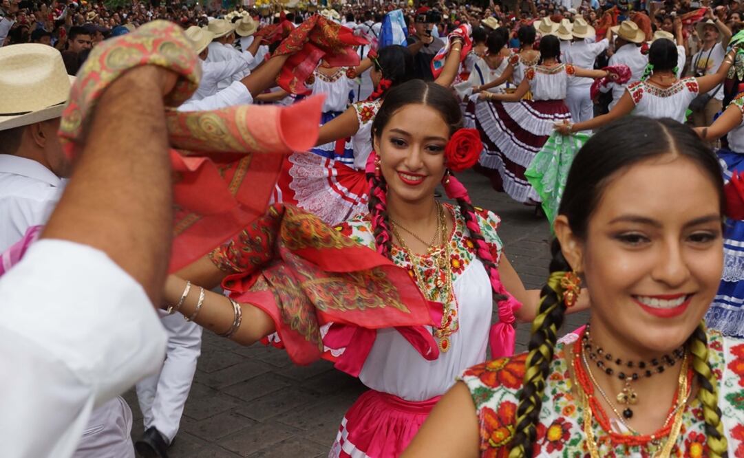 ¡Oaxaca está de fiesta, señores!, se escuchaba entre los acordes del “Jarabe del Valle”. /Edwin Hernández - EL UNIVERSAL