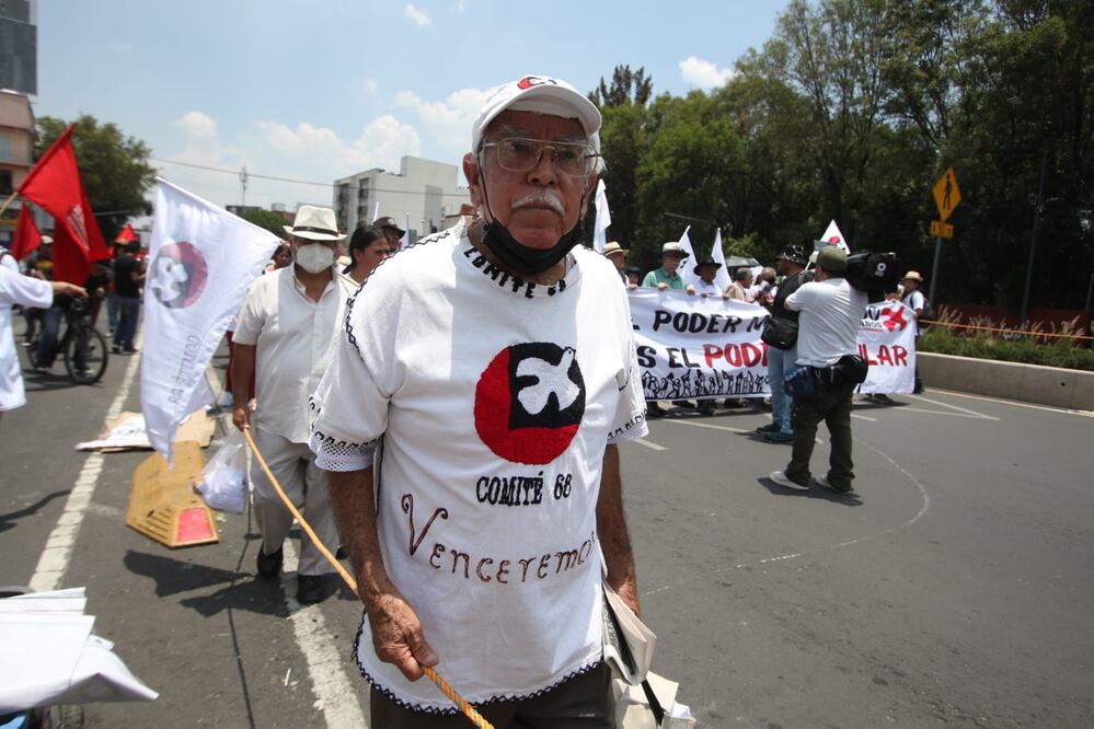 Sobrevivientes y familiares de víctimas de la Matanza del Jueves de Corpus marchan al Zócalo; exigen reabrir el caso y detener militarización. Foto: Carlos Mejía / EL UNIVERSAL