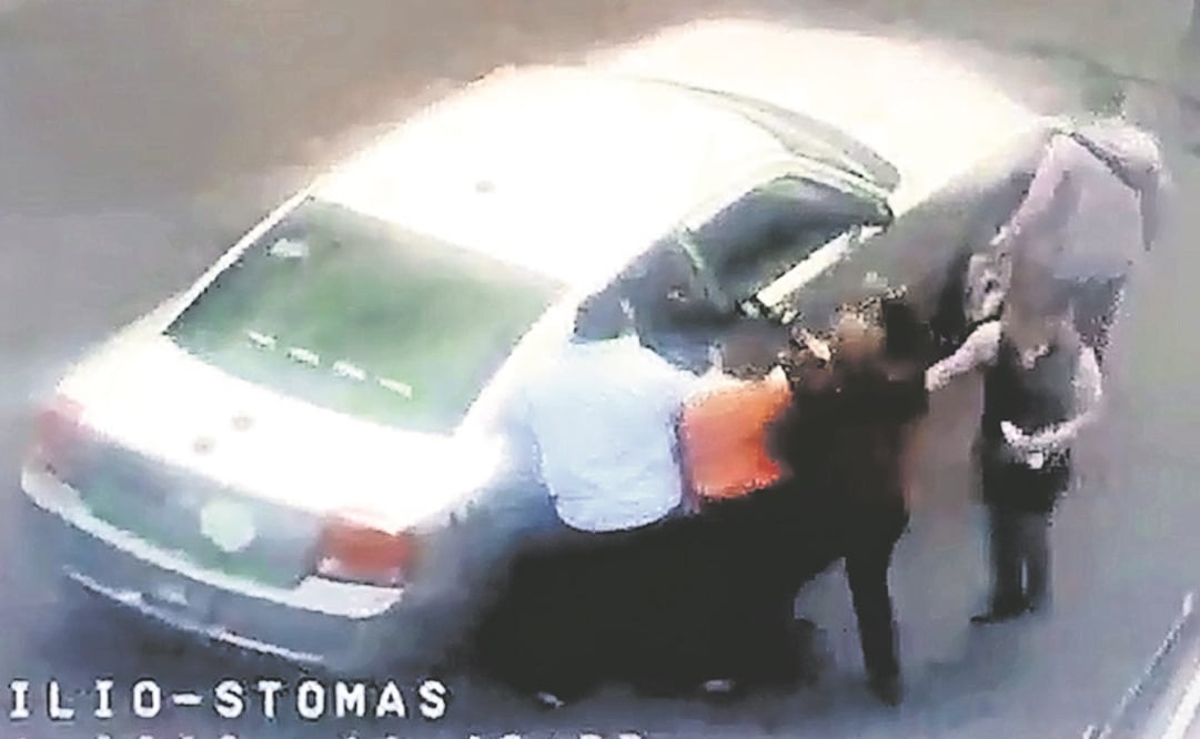 Agre siones. Cámaras del C5 captaron el momento en que los supuestos escoltas suben a la víctima a su auto. Foto: TOMADA DE VIDEO