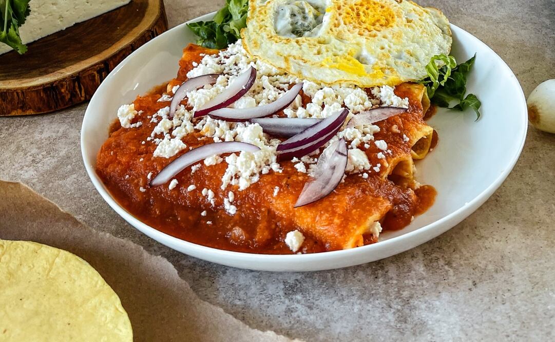 Conoce la receta de las enchiladas de chile rojo que prepara Doña Ángela. Imagen: Unsplash