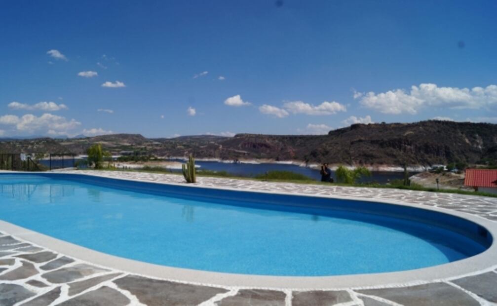 Punta Xodhé: cabañas rústicas frente a una presa en Querétaro 