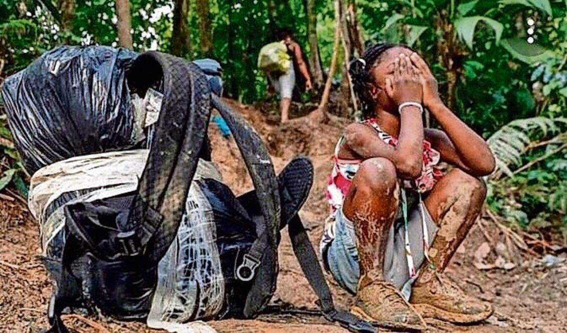 Una mujer migrante exhibe su angustia en el Tapón del Darién, la peligrosa jungla del oriente de Colombia y el occidente de Panamá, en ruta a Estados Unidos, en 2022. Foto: Manuel Salvador Saldarriaga | EFE