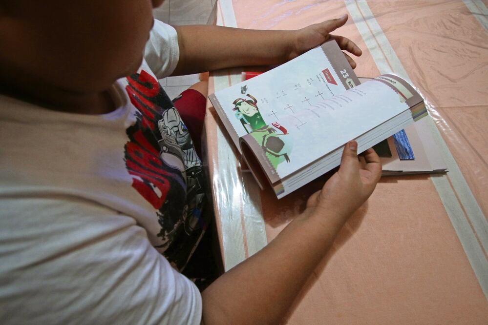 Mandan detener elaboración de libros de texto