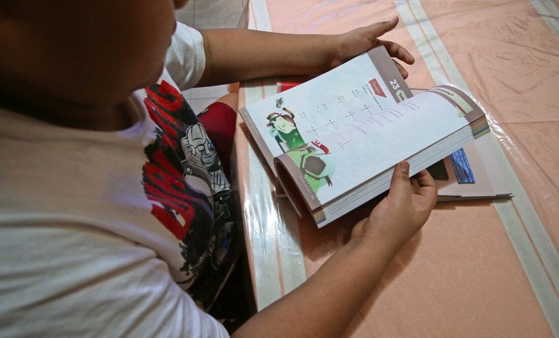 Mandan detener elaboración de libros de texto