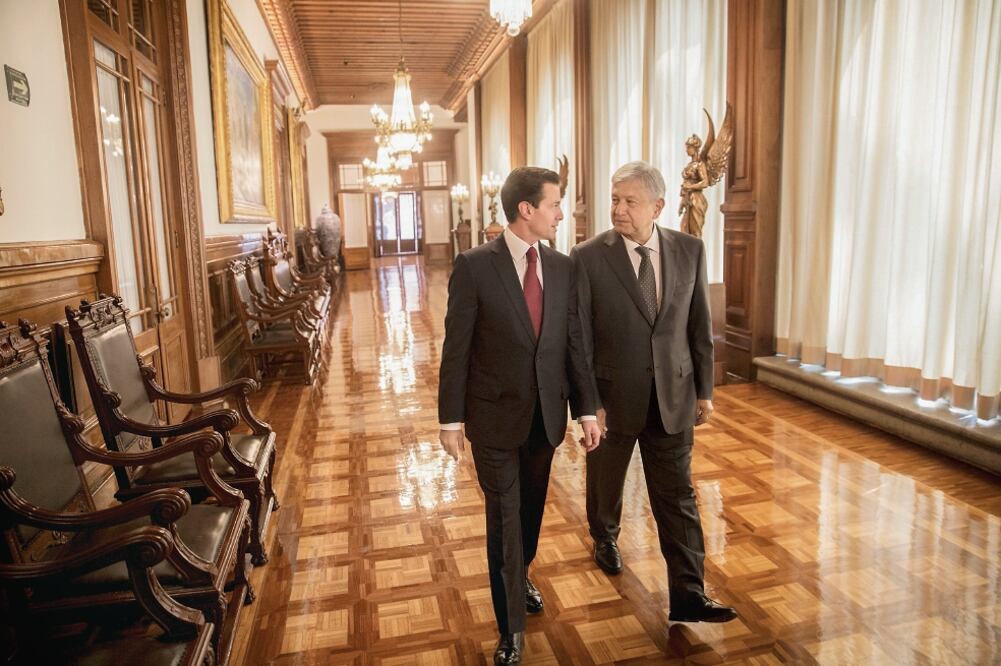 El presidente Enrique Peña Nieto y el virtual ganador de la contienda electoral, Andrés Manuel López Obrador, recorren Palacio Nacional (PRESIDENCIA)