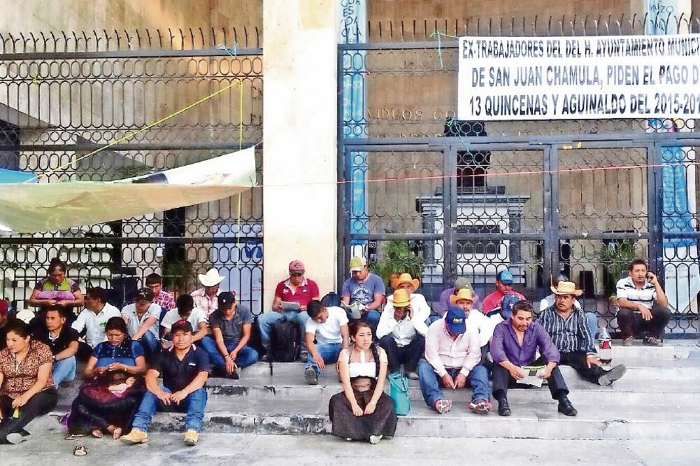 Los 77 tzotziles que están en huelga de hambre trabajaron para el edil Domingo López, quien fue asesinado el 23 de julio de 2016. Los inconformes buscan que la secretaría local de Hacienda disponga de recursos para pagar la deuda. (ÓSCAR GUTIÉRREZ)