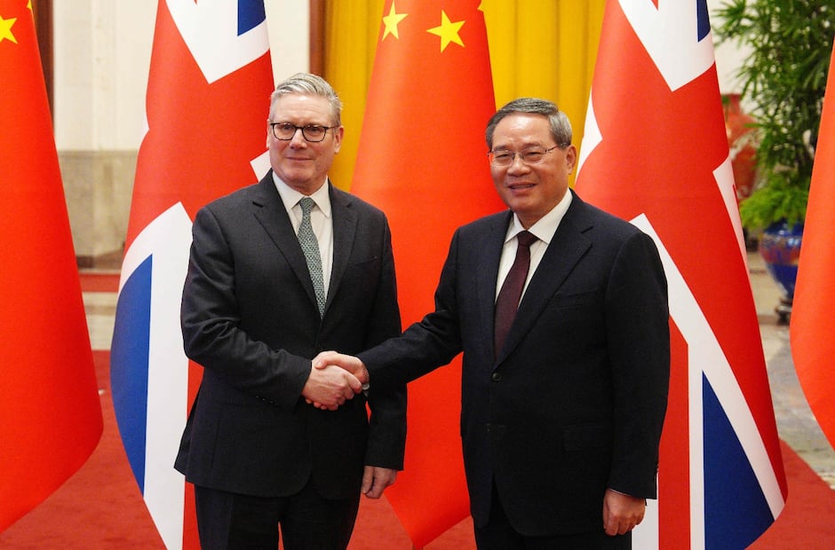 China y el Reino Unido firmaron en Beijing una decena de acuerdos. En la imagen, los primeros ministros de Reino Unido, Keir Starmer, y de China, Li Qiang. Foto: AFP