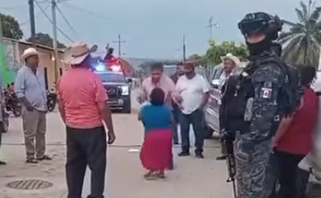 Durante su visita, el Amigo Migue bailó en la calle con una mujer, como se puede ver en un video que circula en redes sociales. Foto: Especial