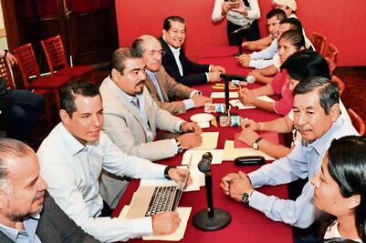 Acuerdan Murat y CNTE regularizar a maestros