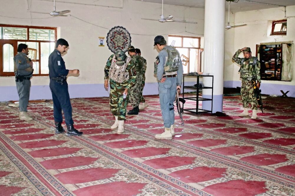 Policías afganos investigan la mezquita donde se registró la explosión en la provincia de Khost, en Kabul. Foto: REUTERS