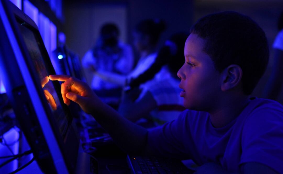 Women in general are more likely to fall victim to online sexual advances (30.8%) as compared with men (13.1%) - Photo: Orlando Barría/EFE