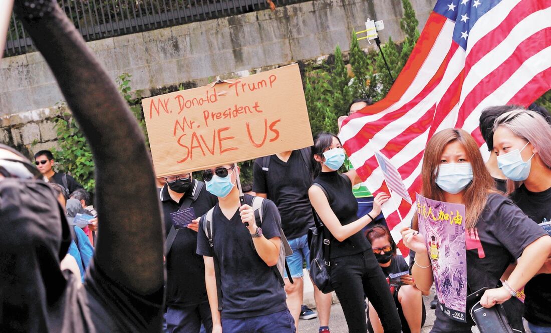 Varios manifestantes prodemocracia marcharon por la zona financiera con banderas de Estados Unidos para solicitar al país que abogue por Hong Kong. Foto/ANUSHREE FADNAVIS. REUTERS
