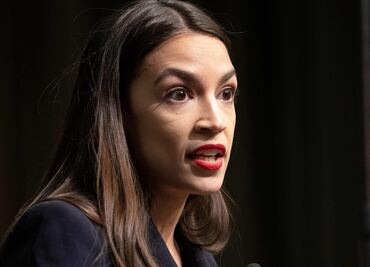 Alexandria Ocasio Cortez denuncia que albergues para migrantes en EU son "campos de concentración"