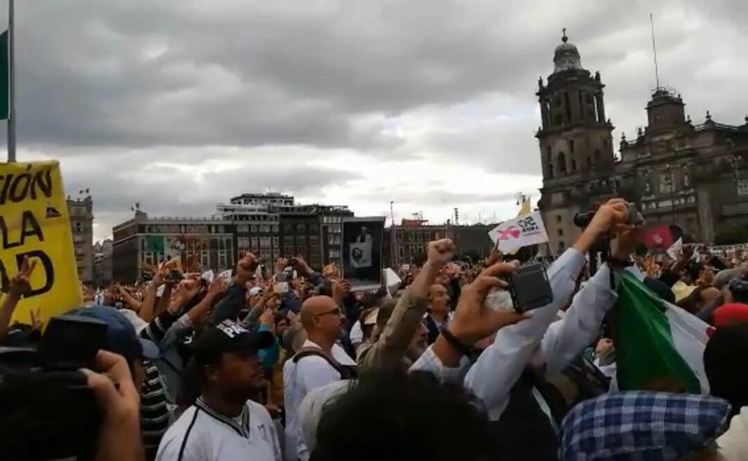 Guardan minuto de silencio en el Zócalo por caídos del 2 de octubre