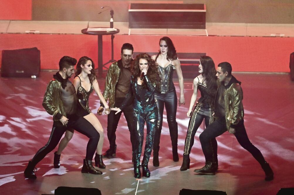 Edith Márquez realizó varios cambios de vestuario durante su show. (VALENTE ROSAS. EL UNIVERSAL)