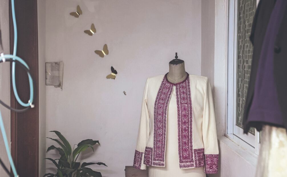 Olivia diseñó el vestido con el que se casó Sheinbaum, con el que inició y cerró la campaña electoral y con el que tomó posesión, entre otros. Foto: de Gabriel Pano