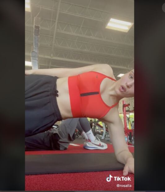 Rosalía: el secreto de su entrenamiento para lucir un abdomen plano