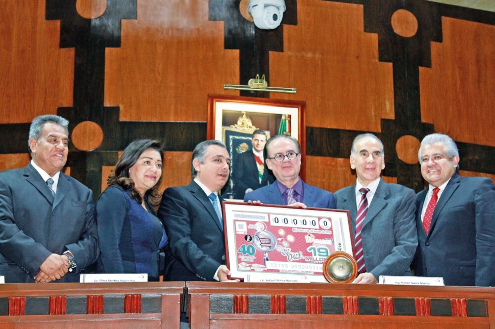 Funcionarios de la Lotería Nacional y de la Profeco encabezaron el sorteo de Diez número 127 que celebra los 40 años de la procuraduría (IRVIN OLIVARES. EL UNIVERSAL)