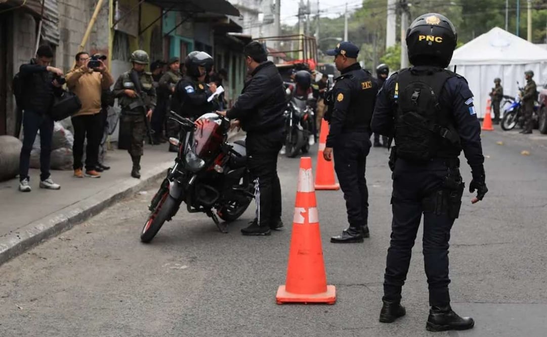 Fotografía cedida por el Ministerio de Interior de integrantes de la Policía Nacional Civil (PNC) junto al Ejército de Guatemala. Foto: EFE/ARCHIVO