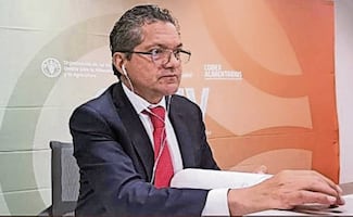 Con donativos a ONG y sobornos, Bloomberg mete mano en políticas