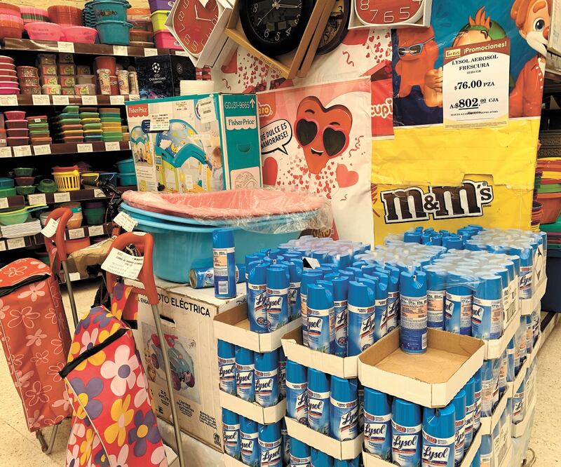 Otros productos como los desinfectanes en aerosol, cloro y el papel higiénico también tuvieron un repunte en la demanda por el coronavirus. ARCHIVO EL UNIVERSAL