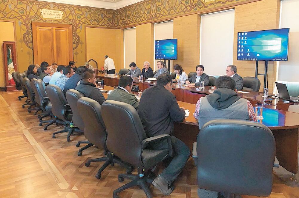 Ayer se reunieron integrantes de la Sección 22 de la CNTE, en Oaxaca, con Esteban Moctezuma Barragán (SEP), Olga Sánchez Cordero (Segob), entre otros. (TOMADA DE TWITTER)