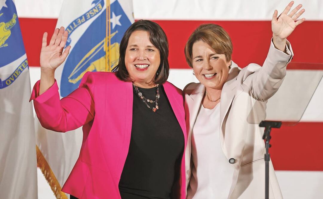 La gobernadora electa de Massachusetts, Maura Healey (der.) y la vicemandataria electa, Kim Driscoll, en Boston.