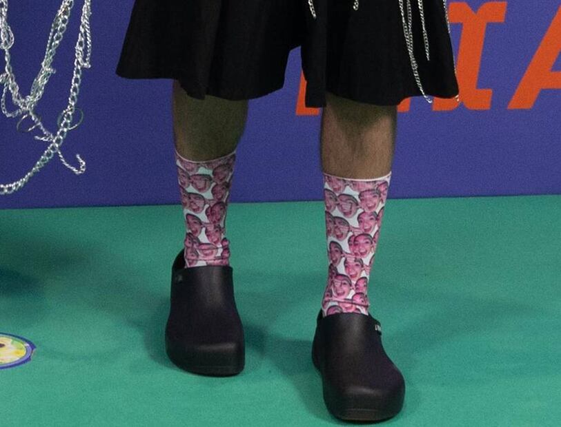 Emilio Osorio usó calcetas con el rostro de su novia Leslie Gallardo en la entrega de los MTV MIAW 2024. Fotos: Clasos.