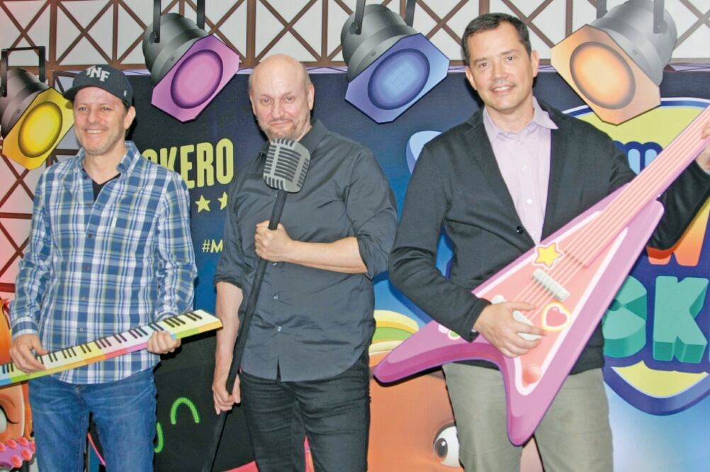 Gastón Gorali, guionista y creador, Juan José Campanella y Adriana Schmidt, ejecutivo de Discovery Kids. (CARLOS MEJÍA. EL UNIVERSAL)