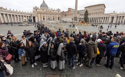 Miles de fieles desfilan para ver el cuerpo del Papa Benedicto XVI en la basílica de San Pedro